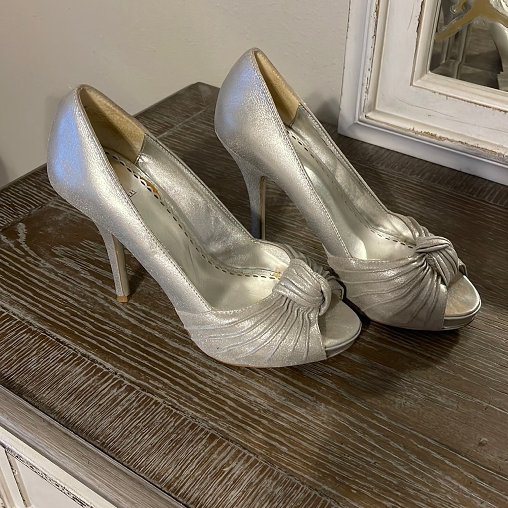 Silver heels. Women’s size 7.5. Great condition.
